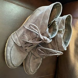 Women’s wedge bootie